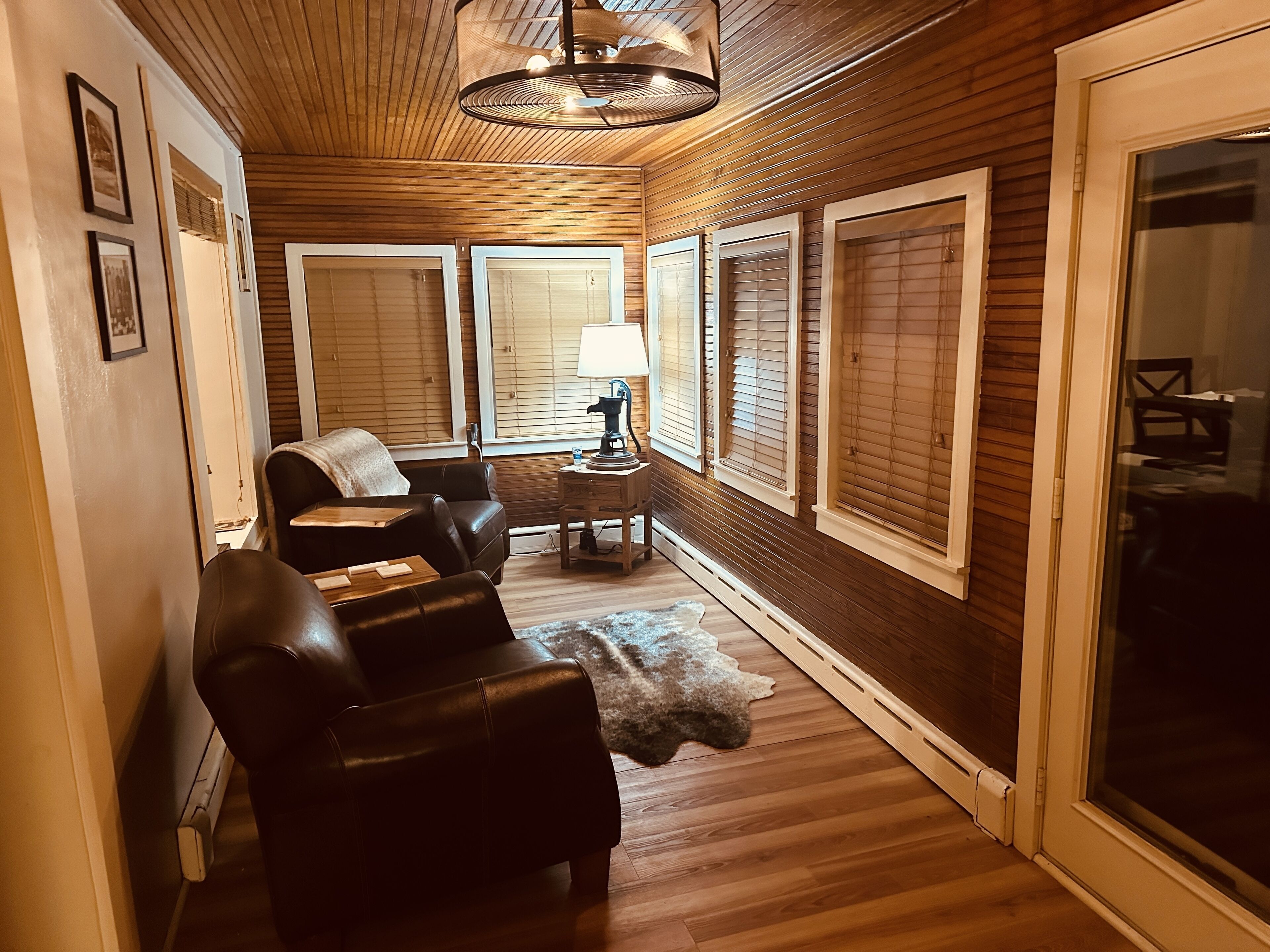 "Hale" of a Get - Away! Charming lakefront cottage on all sports Long Lake.