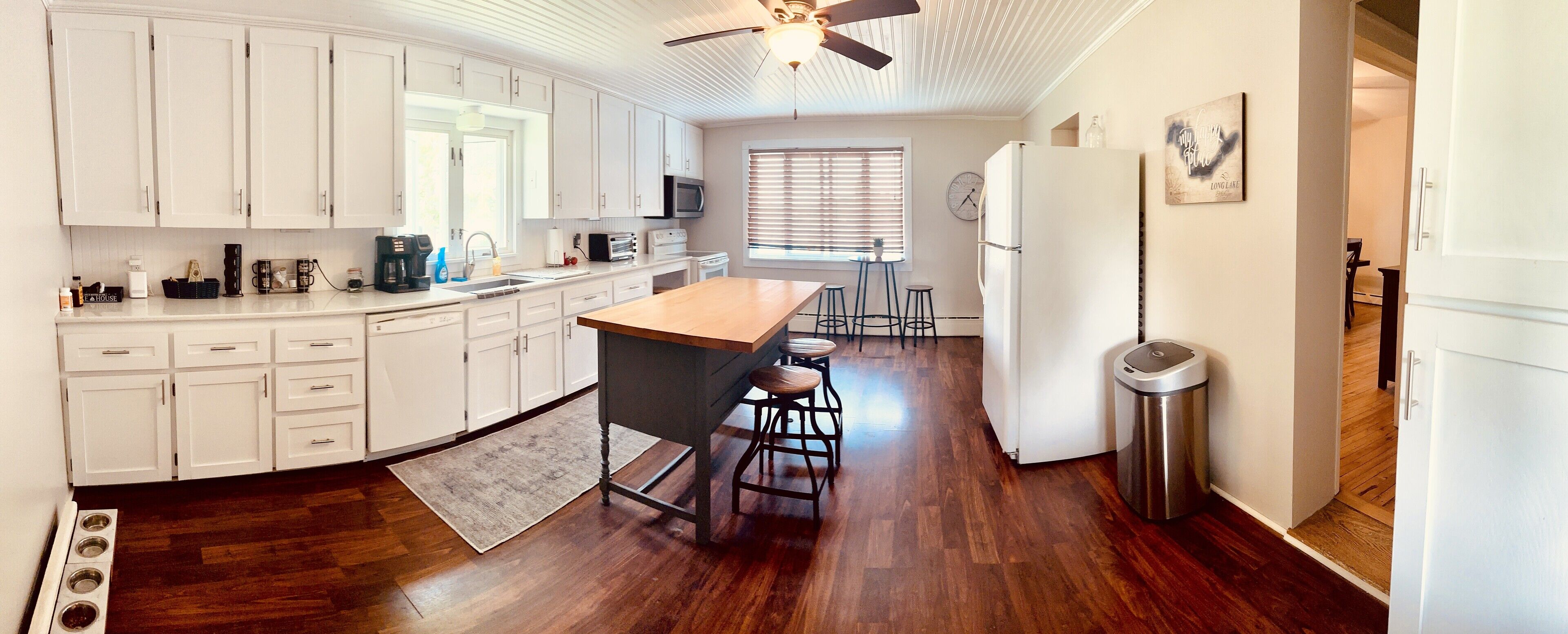 "Hale" of a Get - Away! Charming lakefront cottage on all sports Long Lake.