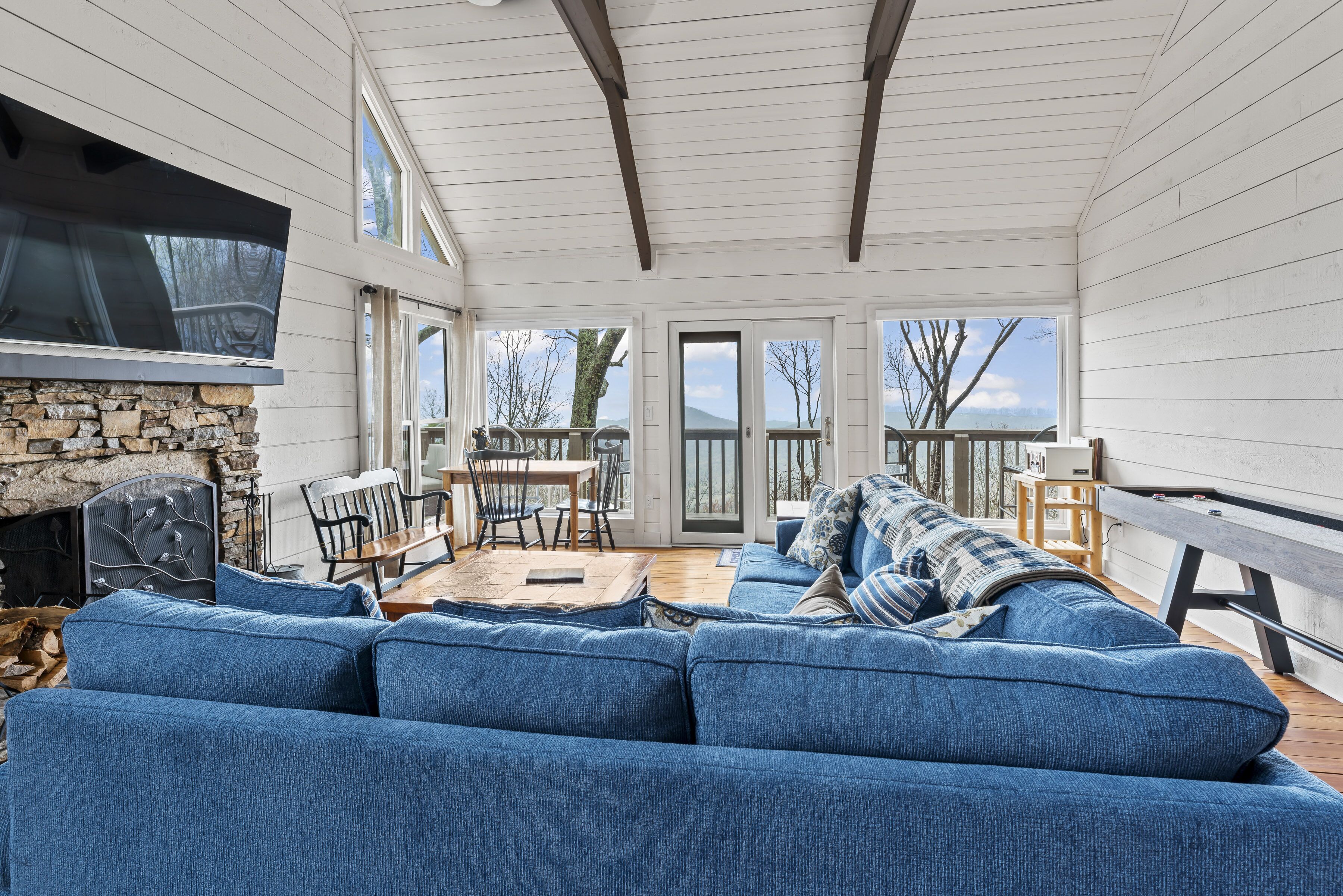 Sweet Retreat Cabin - Beautiful Fall Mountain Views/Arcade/Shuffleboard/Pinball