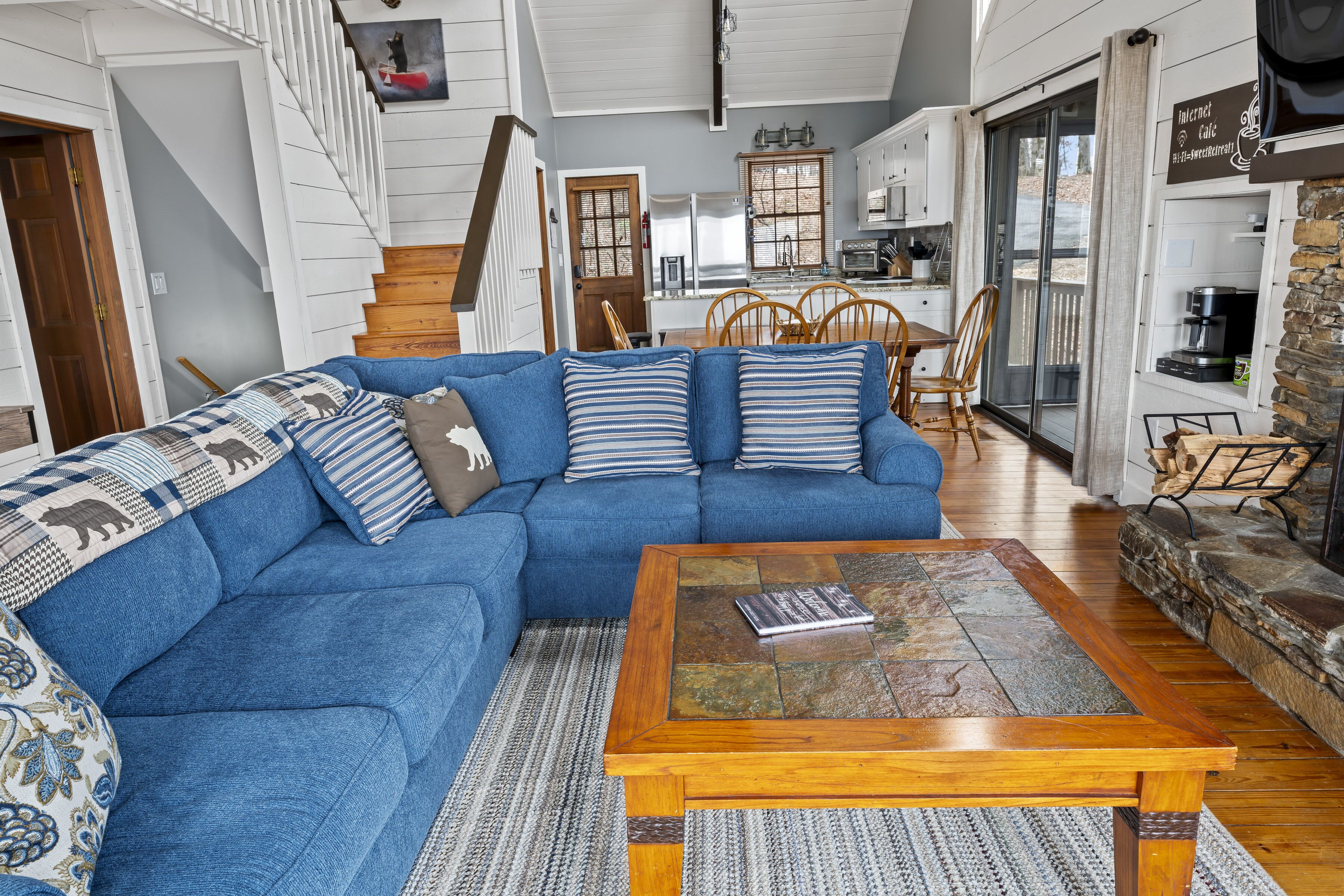 Sweet Retreat Cabin - Beautiful Fall Mountain Views/Arcade/Shuffleboard/Pinball