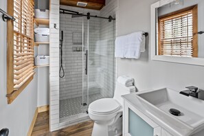 Shower, hair dryer, towels, soap - Beautiful Views, Arcade, Shuffleboard, Pinball, 4BR 3BA - 3 King Beds (Big Canoe)