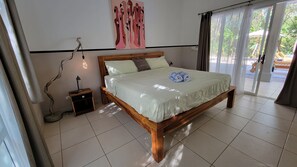 1 habitación, caja de seguridad en la habitación y escritorio