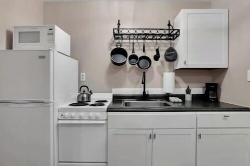 Hillside Hideaway • Fast Wifi • Hot Tub