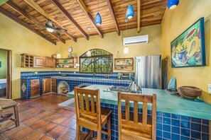 Kühlschrank, Herdplatte, Wasserkocher mit Kaffee-/Teezubehör, Toaster