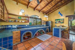 Kühlschrank, Herdplatte, Wasserkocher mit Kaffee-/Teezubehör, Toaster