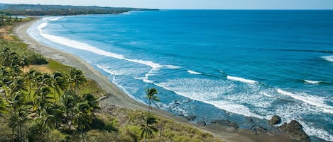 Playa en los alrededores y toallas de playa 