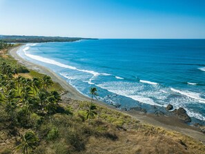 Ubicación cercana a la playa y toallas de playa