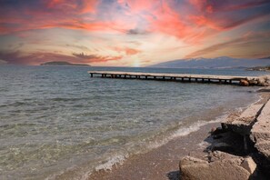On the beach, sun loungers, beach umbrellas, beach towels - Trend Çeşmealtı Hotel & Lounge (Urla)