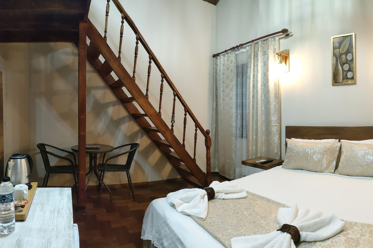 Family Double or Twin Room | Minibar, in-room safe, desk, soundproofing