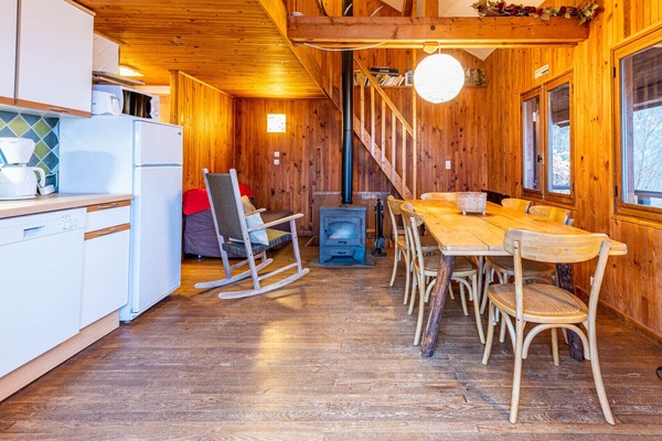salle à manger lumineuse chalet en montagne