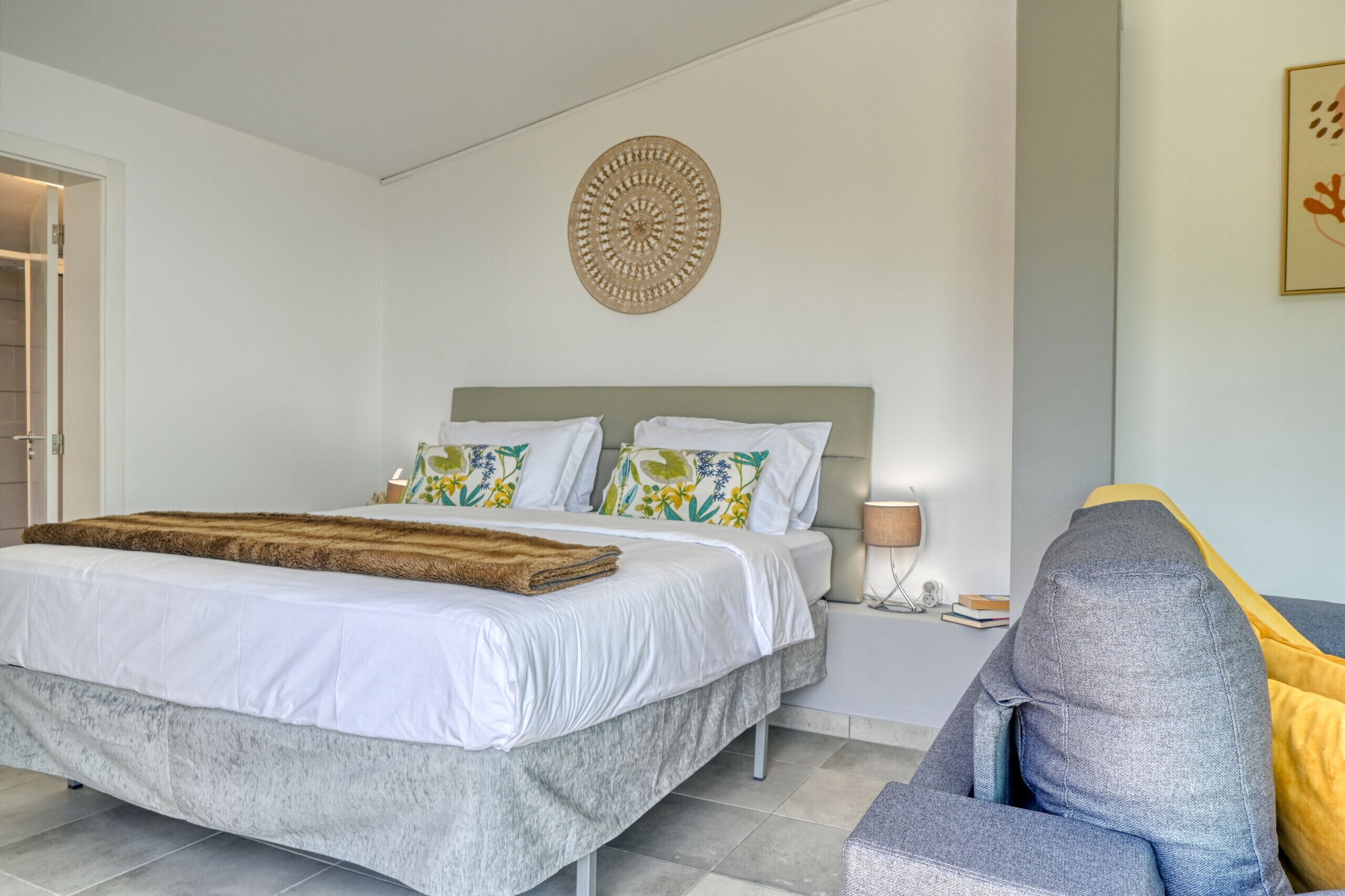 Een strijkplank/strijkijzer, gratis wifi, beddengoed