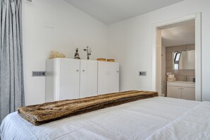 Iron/ironing board, free WiFi, bed sheets - Studio 92, a Home in Madeira (Ponta do Sol)