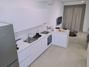 Refrigerador, horno, lavavajillas y tetera eléctrica 