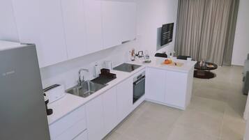 Réfrigérateur, four, lave-vaisselle, bouilloire électrique