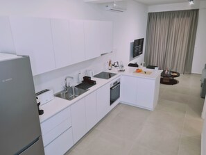 Réfrigérateur, four, lave-vaisselle, bouilloire électrique