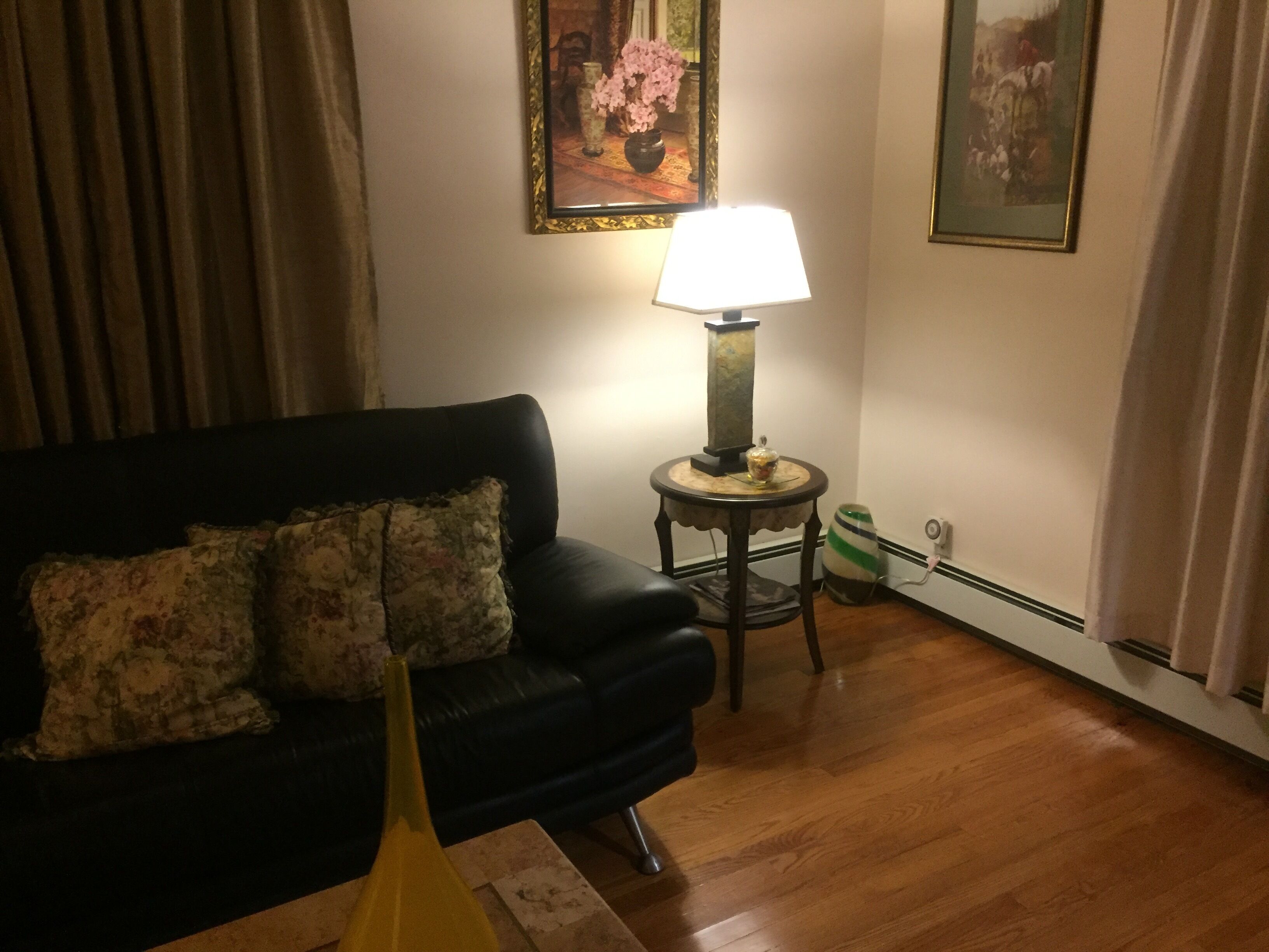 Duplex with  private Entrance , A block from UBS Arena & Belmont Park,