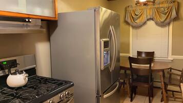 Een koelkast, een magnetron, een oven, een kookplaat