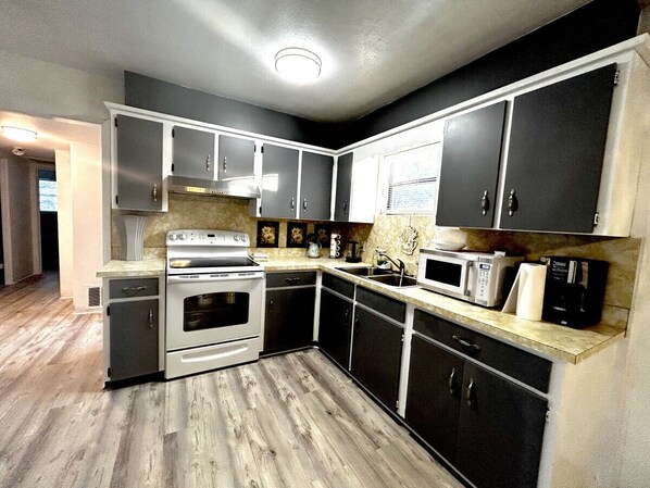 Refrigerador, microondas, horno y parrilla de estufa 