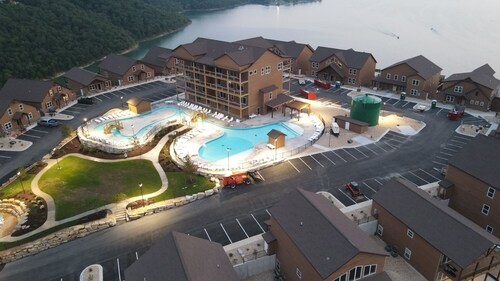 Sunnyside Haven- 7BR- Sleeps 22! Close to Silver Dollar City & Dogwood Canyon!