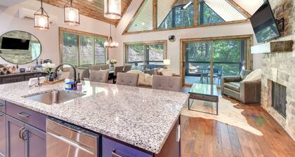 Screened Porch + Yard: Mountain Home By Hiking!