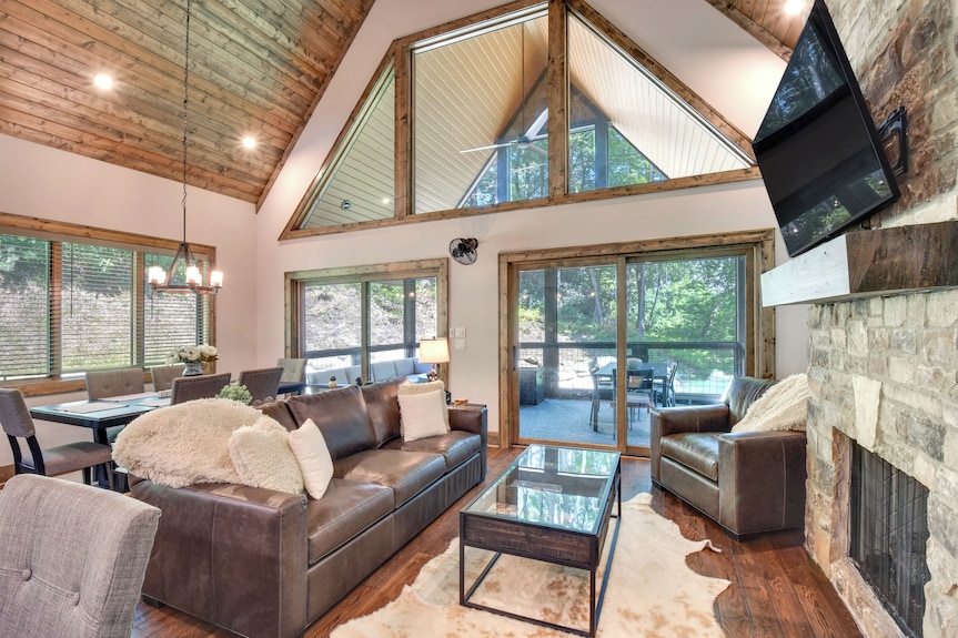 Screened Porch + Yard: Mountain Home By Hiking! - North Carolina