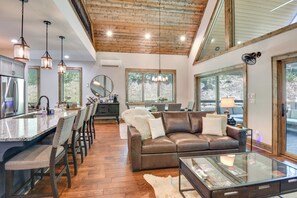 TV, fireplace, DVD player, books - Screened Porch + Yard: Mountain Home By Hiking! (Glenville)