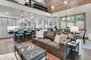 TV, fireplace, DVD player, books - Screened Porch + Yard: Mountain Home By Hiking! (Glenville)