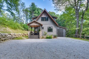 Exterior - Screened Porch + Yard: Mountain Home By Hiking! (Glenville)