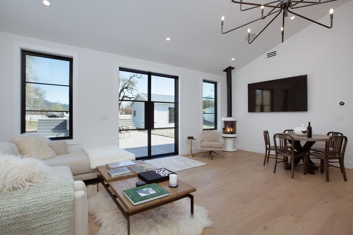 Smart TV, chimenea, estéreo y impresora 