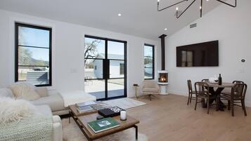 Smart TV, chimenea, estéreo y impresora