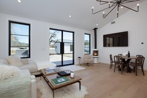 Smart TV, caminetto, impianto stereo, stampante