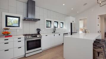 Frigorífico, microondas, horno y placa de cocina