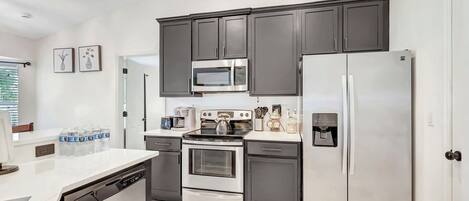 Een koelkast, een microgolfoven, een oven, een kookplaat