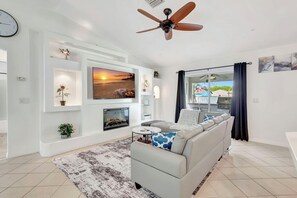 Una Smart TV, una chimenea, una impresora