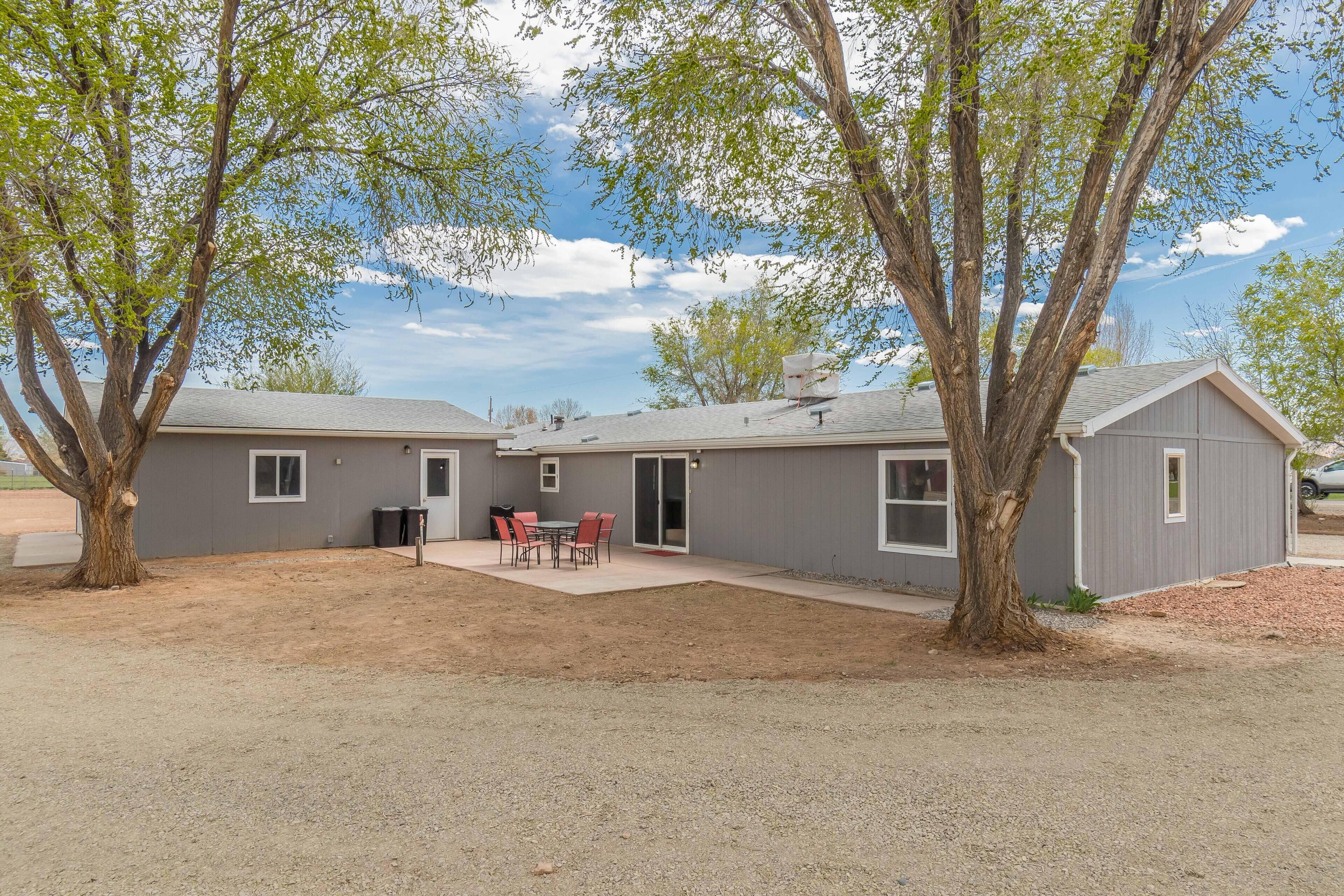 Green Acres II - Spacious Rancher, Rear Deck w/ BBQ grill!