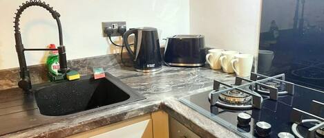 Réfrigérateur, micro-ondes, four, plaque de cuisson