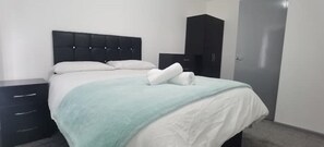 3 habitaciones, tabla de planchar con plancha y ropa de cama 