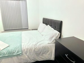3 chambres, fer et planche à repasser, literie fournie