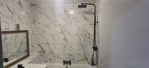 Regadera, toallas, papel de baño 