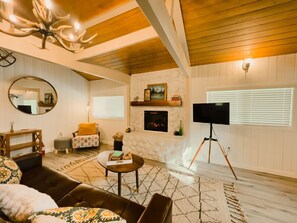 Smart TV, fireplace
