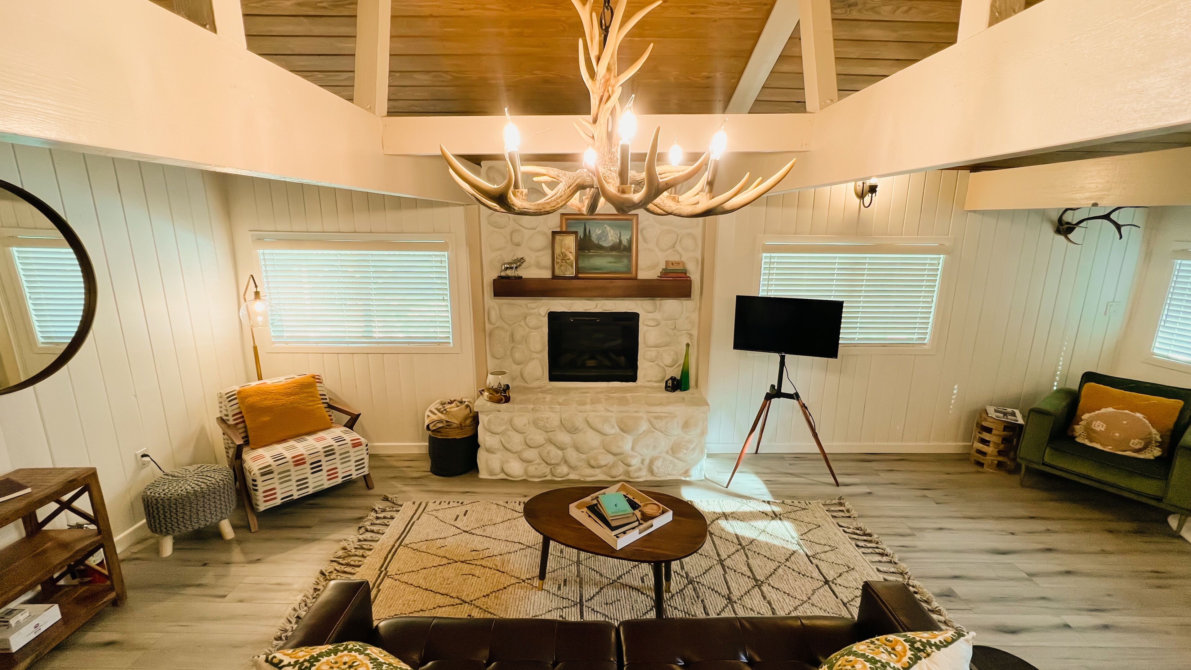 Beautifully Remodeled Modern Cabin near Creek and Lake 