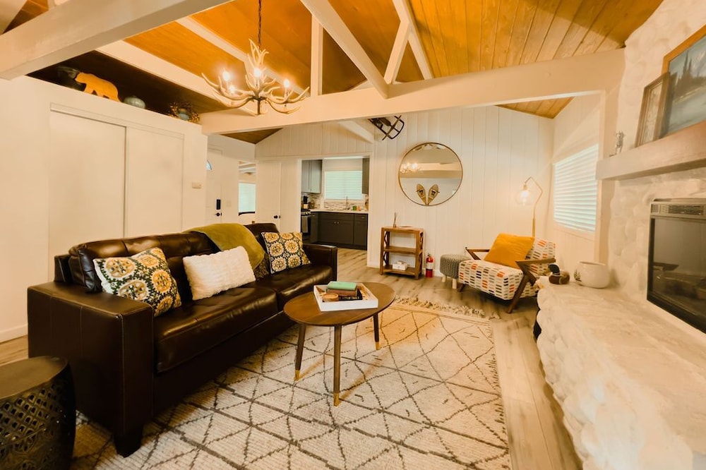 Beautifully Remodeled Modern Cabin near Creek and Lake