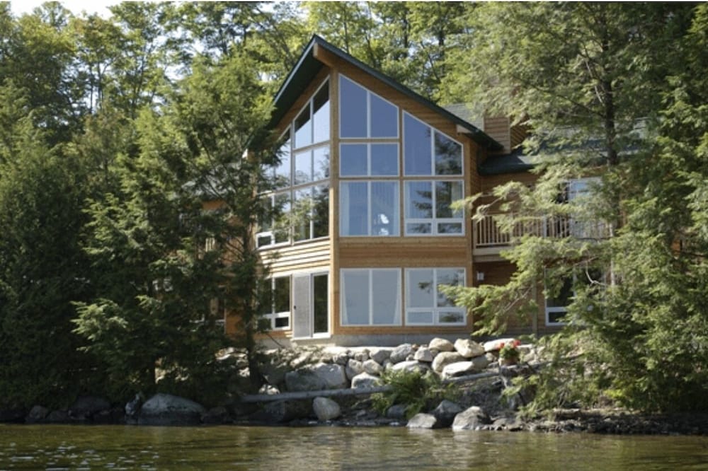 Muskoka lakefront cottage with gorgeous views on Lake Rosseau