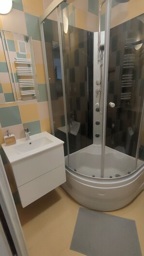 Dusche, Haartrockner, Handtücher, Seife