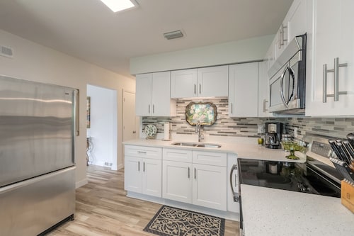 Fresh and Bright Newly Remodeled House near everything Fun!