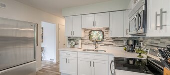 Fresh and Bright Newly Remodeled House near everything Fun!