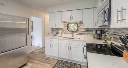 Fresh and Bright Newly Remodeled House near everything Fun!