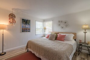 3 bedrooms, desk, iron/ironing board, travel cot - Fresh and Bright Newly Remodeled House near everything Fun! (Edgewater)