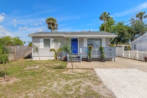 Exterior - Fresh and Bright Newly Remodeled House near everything Fun! (Edgewater)