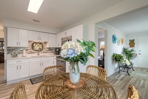 冰箱、微波炉、烤箱、炉灶